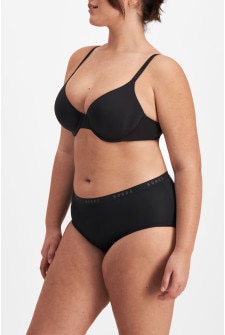 Bella (She/Her) Wears Size 14 And Is 173cm Tall With 95cm Chest And 77cm Waist