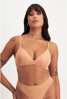 Leah (She/Her) wears size 14DD and is 185cm tall