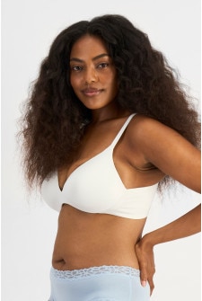 Senait (She/Her) wears size 10 and is 162cm tall with 79cm chest and 60c