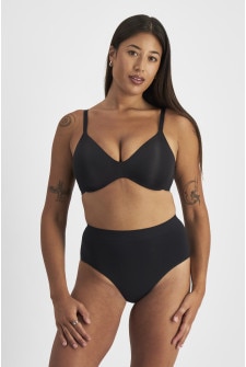 Leah (She/Her) wears size 14DD