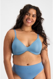 Bisahr (They/Them) wears size 10 and is 180cm tall with 81cm chest and 66cm waist