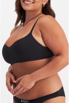 Elle (She/Her) wears size 14 and is 160cm tall with 94cm chest and 71cm waist