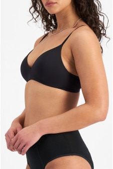 Zoe (She/Her) wears size 14D and is 170cm tall with 98cm chest and 85cm waist