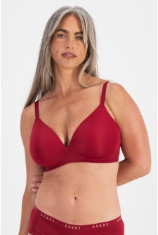 Kiah (She/Her) wears size 14DD and is 165cm tall with 89cm chest and 66cm waist