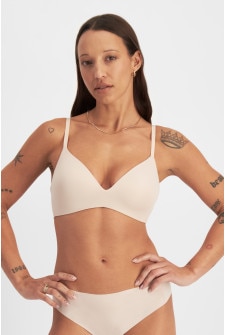 Bisahr (They/Them) wears size 14D and is 180cm tall with 81cm chest and 66cm waist