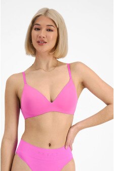 Rhiannan (She/Her) wears size 12B and is 175cm tall