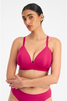 Mancie (She/Her) wears size 14 and is 178cm tall with 84cm chest and 71cm waist