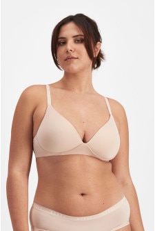 Bella (She/Her) wears size 14D and is 173cm tall with 95cm chest and 77cm waist
