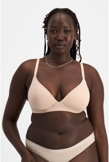Bella (She/Her) wears size 14D and is 173cm tall with 95cm chest and 77cm waist