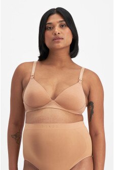 Messiah wears a size 12B and is 171cm tall.