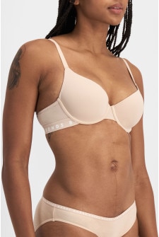 Tani (She/Her) wears size 12B and is 171cm tall with 74cm chest and 61cm waist