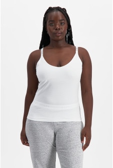 Mukisa (She/her) wears a size Large is 173cm tall with 89cm bust a 75cm waist and 98cm hip.