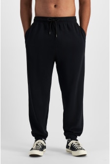 Jason (He/Him) wears size XL and is 194cm tall with 93cm chest and 113cm waist