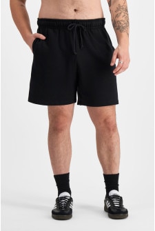 Sam (He/Him) wears size XL and is 178cm tall with 112cm chest
