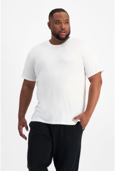 Jonathan (He/Him) wears size XL and is 183cm tall with 124cm chest and 107cm waist