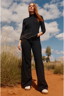 Melissa (She/Her) wears size S and is 169cm tall with 86cm chest and 66cm waist