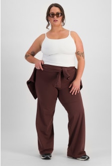 LANI (She/Her) wears size L and is 168cm tall with 115cm chest and 99cm waist