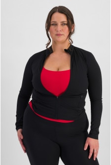 LANI (She/Her) wears size L and is 168cm tall with 115cm chest and 99cm waist