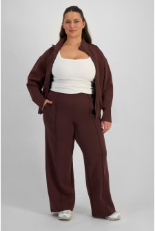 Melissa (She/Her) wears size S and is 169cm tall with 86cm chest and 66cm waist