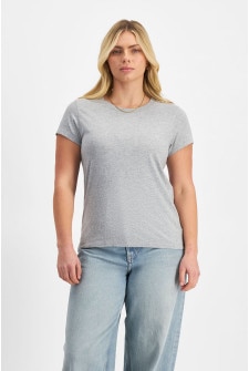 Zoe (She/Her) wears size Large and is 170cm tall with 98cm chest and 85cm waist