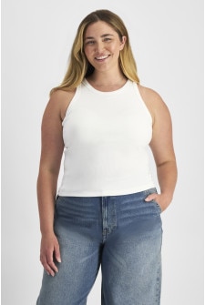 Chanel (She/Her) wears size L and is 176cm tall with 104cm chest and 89cm waist