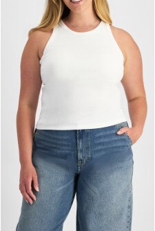 Chanel (She/Her) wears size L and is 176cm tall with 104cm chest and 89cm waist