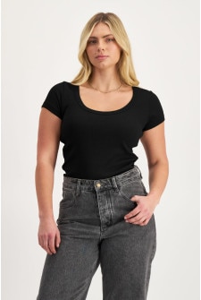 Zoe (She/Her) wears size Large and is 170cm tall with 98cm chest and 85cm waist