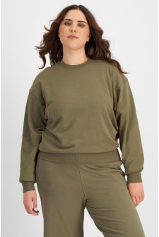 Bella (She/Her) wears size L and is 173cm tall with 95cm chest and 77cm waist
