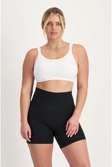 Zoe (She/Her) wears size Large and is 170cm tall with 98cm chest and 85cm waist