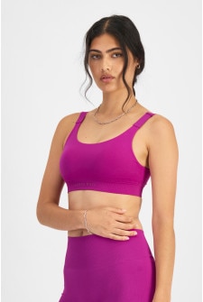 Tiana (She/Her) wears size S and is 176cm tall