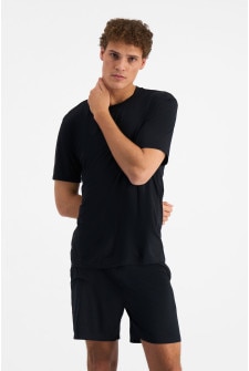 Kya (He/Him) wears size M and is 189cm tall with 99cm chest and 81cm waist
