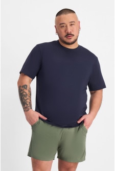 Mike (He/Him) wears size XL and is 180cm tall with 120cm chest and 96cm waist