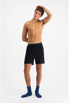 Kya (He/Him) wears size M and is 189cm tall with 99cm chest and 81cm waist
