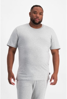 Jonathan (He/Him) wears size XL and is 183cm tall with 124cm chest and 107cm waist