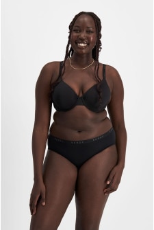 Victoria (She/Her) wears size 14 and is 178cm tall with 96cm chest and 78cm waist