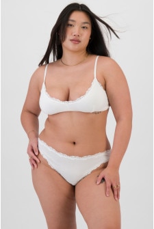 Chloe (She/Her) wears size 14 and is 165cm tall with 95cm chest and 78cm waist
