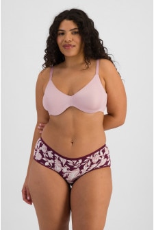 Laura (She/Her) wears size 14 and is 165cm tall with 94cm chest and 76cm waist