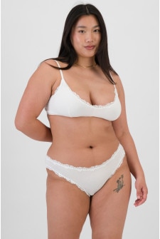 Chloe (She/Her) wears size 14 and is 165cm tall with 95cm chest and 78cm waist