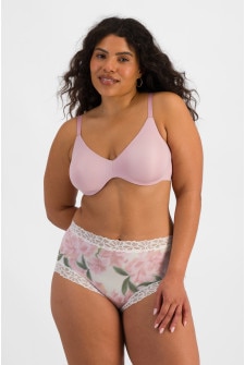 Laura (She/Her) wears size 14 and is 165cm tall with 94cm chest and 76cm waist