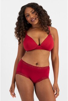 Cassaera (She/Her) wears size 14 and is 180cm tall with 107cm chest and 82cm waist