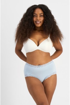 Cassaera (She/Her) wears size 14 and is 180cm tall with 107cm chest and 82cm waist