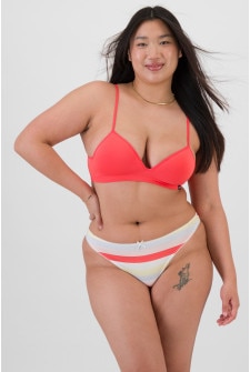 Chloe (She/Her) wears size 14 and is 165cm tall with 95cm chest and 78cm waist