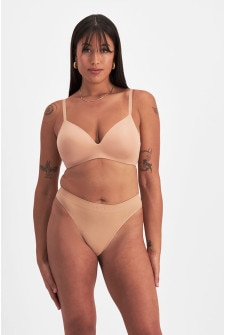 Leah (She/Her) wears size 14 and is 185cm tall