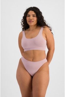 Laura (She/Her) wears size 14 and is 165cm tall with 94cm chest and 76cm waist