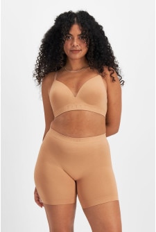 Larissa (She/Her) wears size 14 and is 170.18cm tall with 90.17cm chest and 79.756cm waist