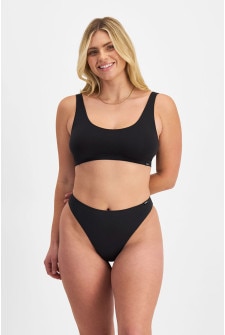 Model wears size 14, is 153cm tall with 93cm bust and 108cm waist