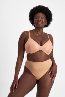 Nelly (She/Her) wears size 14 and is 173.73cm tall with 102cm chest and 84cm waist