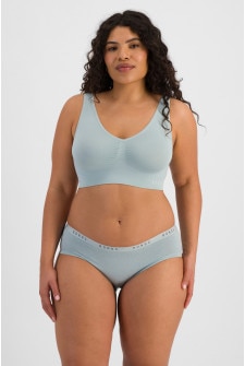 Laura (She/Her) wears size 14 and is 165cm tall with 94cm chest and 76cm waist