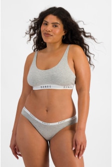 Laura (She/Her) wears size 14 and is 165cm tall with 94cm chest and 76cm waist