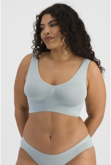 Laura (She/Her) wears size 14 and is 165cm tall with 94cm chest and 76cm waist
